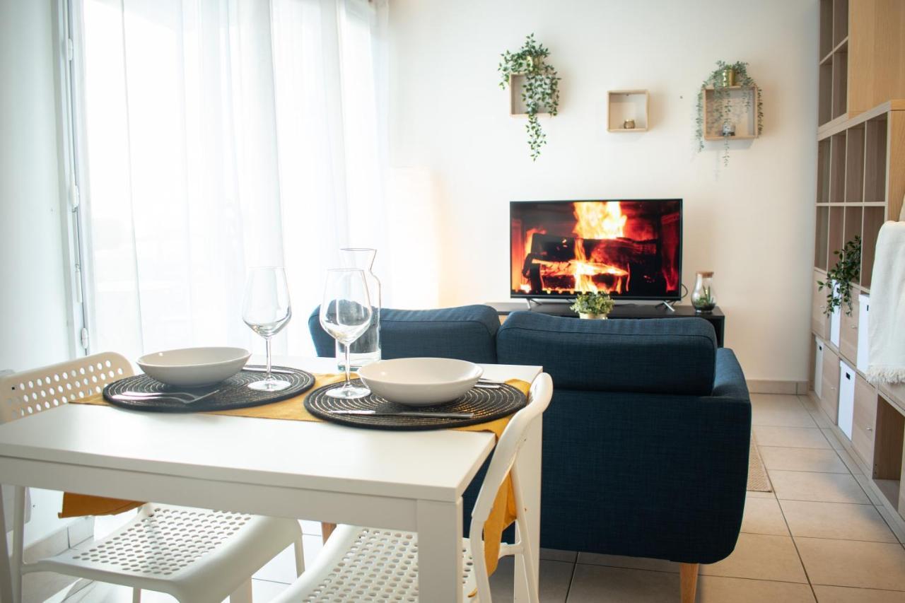 Studio Charmant Cergy Le Haut Au Pied De La Gare ! Parking Prive ! Apartment Bagian luar foto